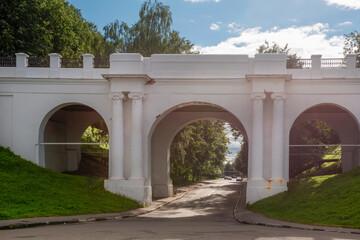 Fototapeta na wymiar Semyonovsky bridge on the Volzhskaya embankment on a summer day