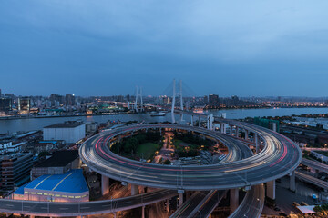 Luftaufnahme der Nanpu-Brücke in der Abenddämmerung, Landschaft der modernen Skyline der Stadt Shanghai. Schöne Nachtansicht der belebten Brücke über den Huangpu-Fluss