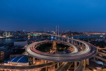 Luchtfoto van Nanpu Bridge in de schemering, landschap van de moderne skyline van de stad Shanghai. Prachtig nachtzicht op de drukke brug over de Huangpu-rivier