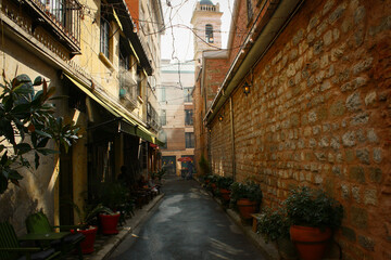 Fototapeta na wymiar narrow street (istanbul, Turkey)