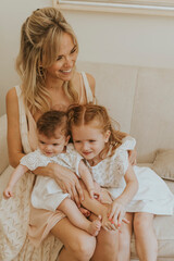 retrato de Familia - Madre rubia con sus 2 hijas pelirrojas