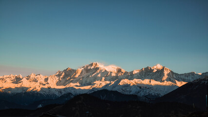 Fototapeta na wymiar sunrise in the snowclad mountains