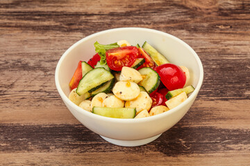 Salad with vegetables and mozzarlla