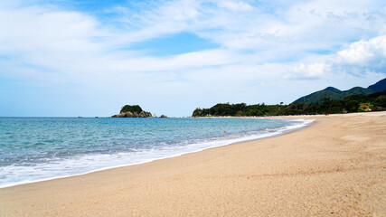 Fototapeta na wymiar 美しい砂浜が広がる日本海の渚