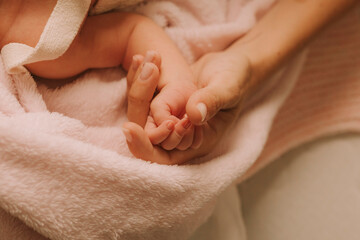 mama cojiendo la mano pequeña de su bebe