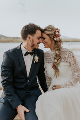 pareja con vestido de novia y traje - boda enamorados