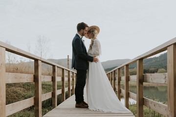 pareja con vestido de novia y traje - boda enamorados