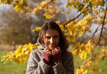 Portret of a beautiful young girl on a sunny autumn day