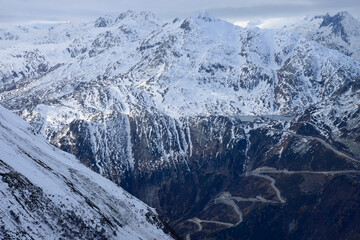 montagne enneigée et route en lacets - Suisse