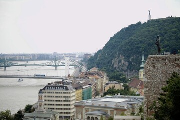 Obraz premium Blick auf die Statuen und die Donau