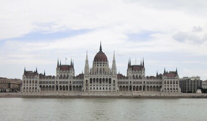 Fototapeta na wymiar Blick auf das Parlament über die Donau