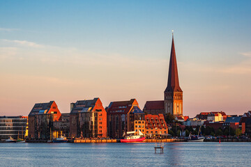Fototapeta premium Blick über die Warnow auf die Hansestadt Rostock