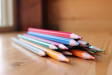 Obraz premium pencils on a wooden table