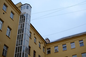 Fototapeta na wymiar old building in the city in Saint-Peterburg
