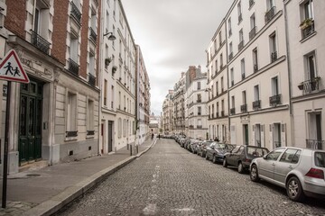 Fototapeta na wymiar rue de Paris désertique 