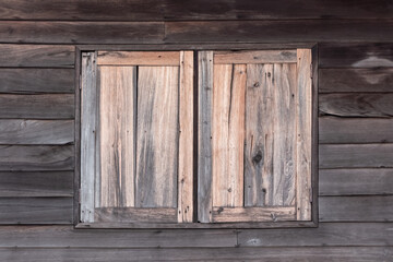 Obraz na płótnie Canvas Antique double wooden windows in a wooden house.