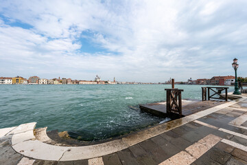 Blick von La Giudecca über den Kanal nach Dorsoduro und San Marco, Venedig