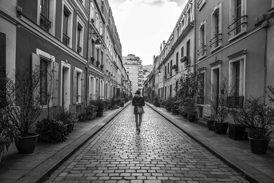 personne seule dans la rue