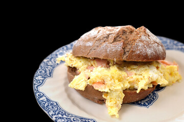 Scrambled eggs with salmon sandwich