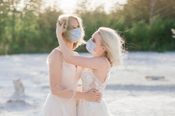 Lesbian couple wedding, wear masks to prevent epidemic COVID-19