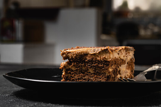 porci&oacute;n de torta postre chocolate chocotorta comida t&iacute;pica y tradicional argentina, dulce de leche crema batida chantilly tenedor primer plano macro