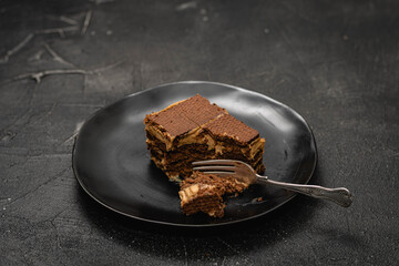 porción de torta postre chocolate chocotorta comida típica y tradicional argentina, dulce de leche crema batida chantilly tenedor primer plano macro