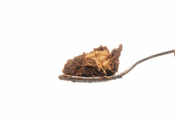 porción de torta postre chocolate chocotorta comida típica y tradicional argentina, dulce de leche crema batida chantilly tenedor primer plano macro