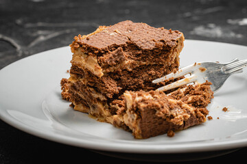porción de torta postre chocolate chocotorta comida típica y tradicional argentina, dulce de leche crema batida chantilly tenedor primer plano macro