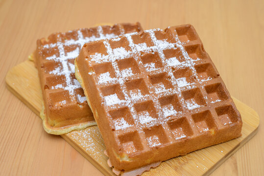 domowe gofry z miętą i cukrem pudrem