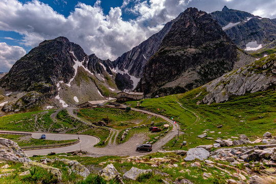 Alpi, passo del Gran San Bernardo, estate, strada alpina con malga