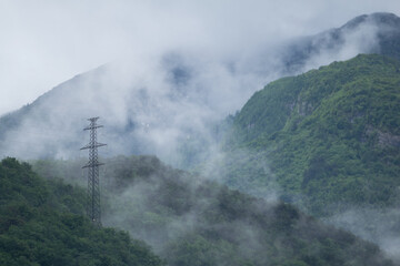 Strommast im Gebirge