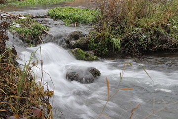 kleiner wasserfall in einem kleinen bach 