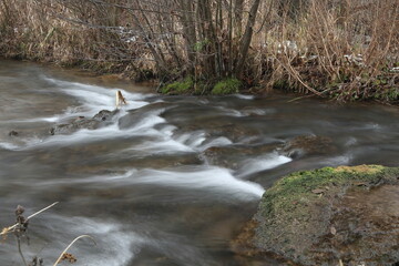 kleine stromschnellen in einem kleinen fluss im oberfranken