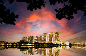 Fototapeta premium Stunning view of the Singapore's skyline during a beautiful and dramatic sunset. Singapore is a sovereign island city-state in maritime Southeast Asia.