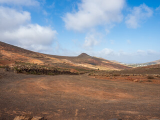 Trockene Felsen-Landschaft auf Lanzarote