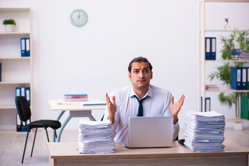 Obraz premium Young male employee unhappy with excessive work