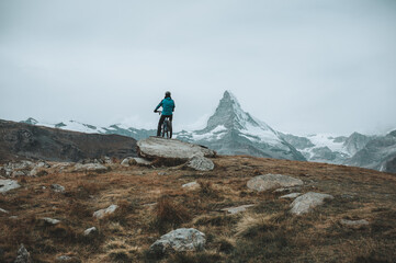 Radfahrer am Matterhorn
