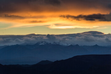 Fototapeta premium kamchatka sunset in the mountains