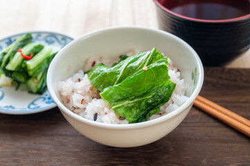 ご飯を巻いて食べる野沢菜漬けの葉