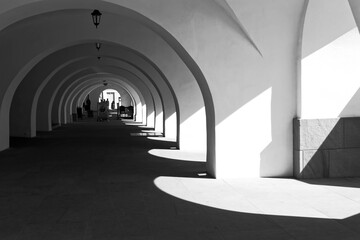 Historyczne arkady w centrum starego miasta © Miroslaw