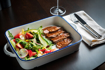 salad with roast beef and vegetables