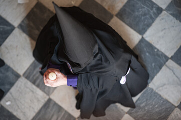 Nazareno de la hermandad de San Bernardo antes de la procesión del Miércoles Santo de la Semana Santa