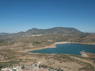 Fototapeta premium Vistas desde el Castillo de Zahara de la Sierra, en Cádiz, Andalucía, España