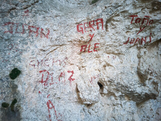 grafiti en las rocas