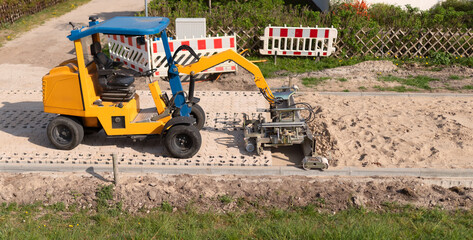 maschinelle Pflasterverlegung / Pflastersteinmaschine auf dem Gehweg