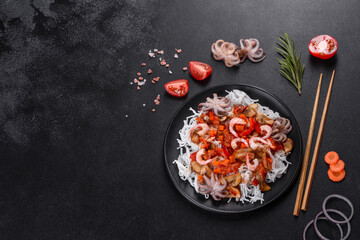 Obraz na płótnie Canvas Tasty rice noodles with tomato, red pepper, mushrooms and seafood