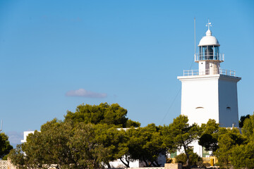 Fototapeta na wymiar Faro en el Cabo de Santa Pola, Alicante, España con un día brillante y un cielo azul 