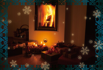 暖炉の前のアドベントキャンドルと沢山のクリスマスプレゼントのクリスマスカード（文字無し）