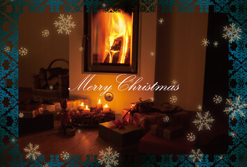暖炉の前のアドベントキャンドルと沢山のクリスマスプレゼントのクリスマスカード（文字有り）