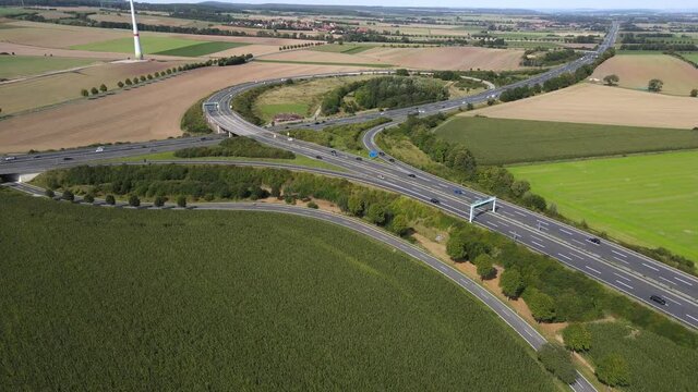 Luftaufnahme des Autobahndreiecks Dramfeld Deutschland mit Verkehr an einem sonnigen Tag im Sommer